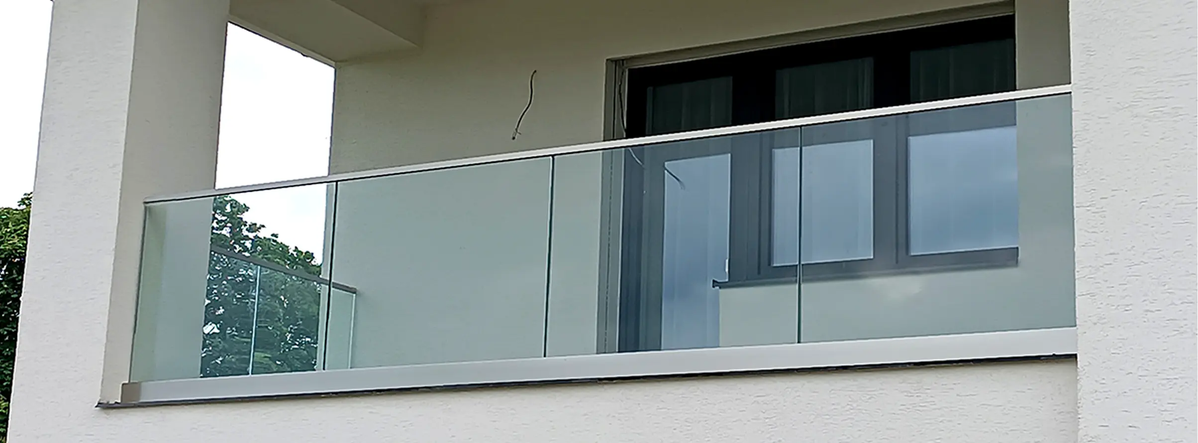 Moderní celoskleněné zábradlí na balkon vyrobené na míru.