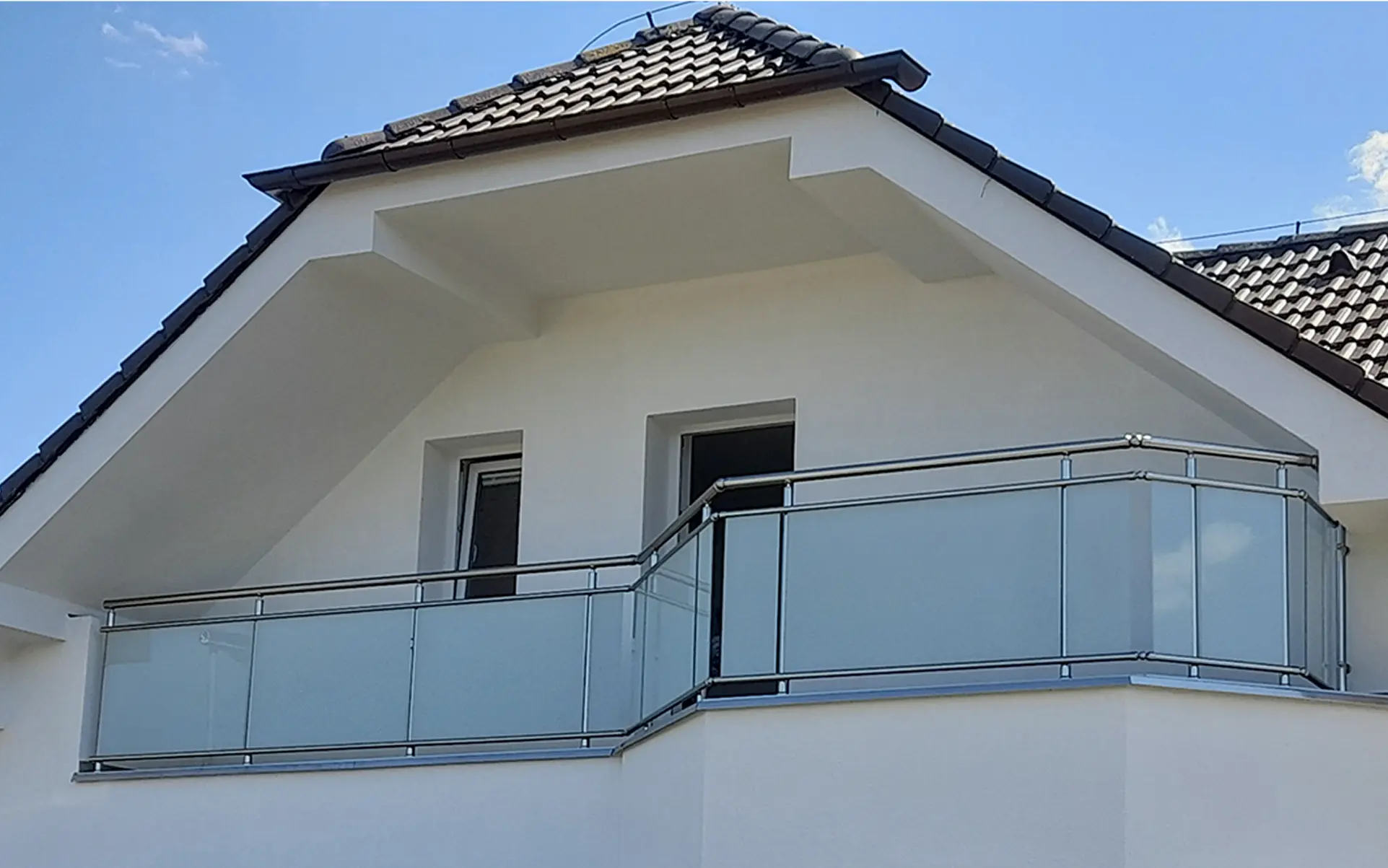 Hliníkové zábradlí klasik s mléčným sklem na moderním balkóně.