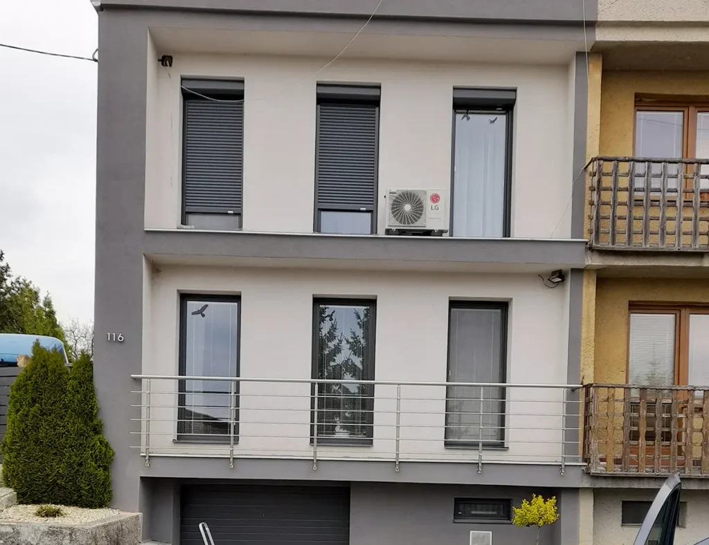 Nerezové prutové zábradlí instalované na zrekonstruované lodžii moderního rodinného domu.