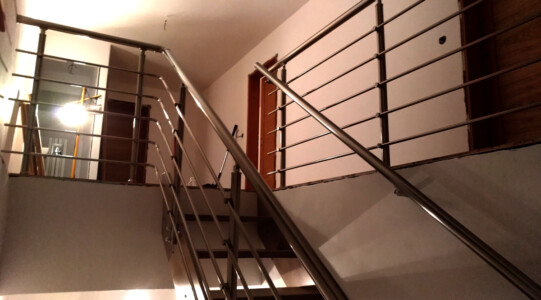 Bezúdržbové-stavebnicové-hliníkové-zábradlí-na-schody 8