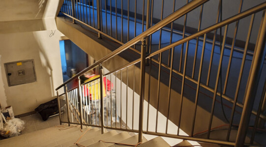 Bezúdržbové-stavebnicové-hliníkové-zábradlí-na-schody 6