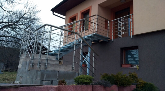 Bezúdržbové-stavebnicové-hliníkové-zábradlí-na-schody 5