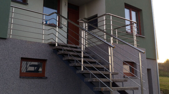 Bezúdržbové-stavebnicové-hliníkové-zábradlí-na-schody 4