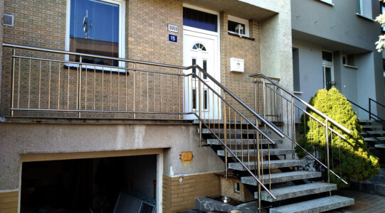 Bezúdržbové-stavebnicové-hliníkové-zábradlí-na-schody 2