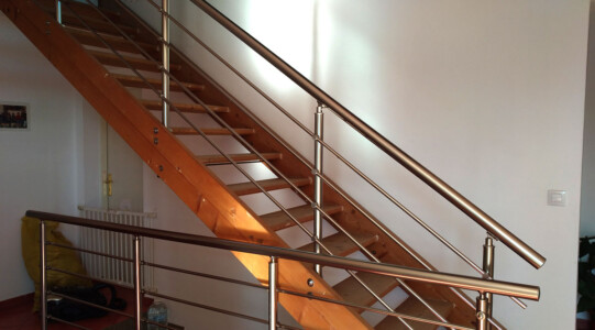 Bezúdržbové-stavebnicové-hliníkové-zábradlí-na-schody 1