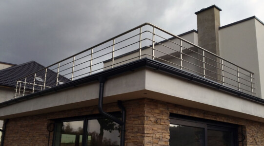 Bezúdržbové-stavebnicové-hliníkové-zábradlí-na-terasu 9