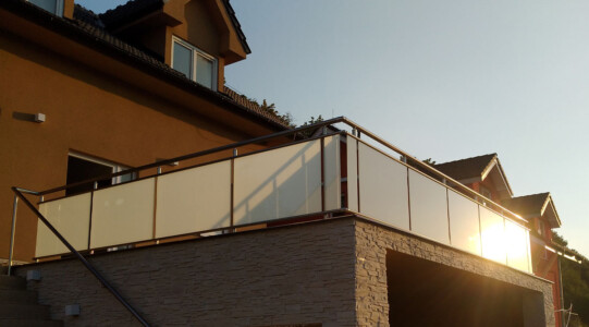 Bezúdržbové-stavebnicové-hliníkové-zábradlí-na-terasu