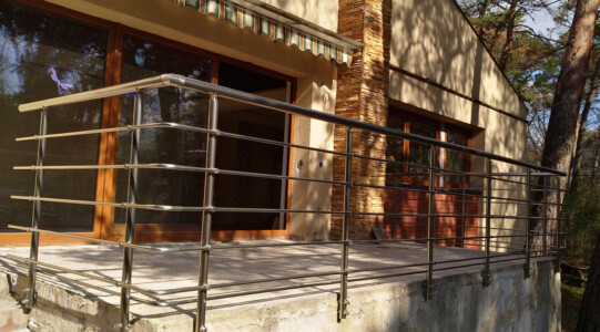 Bezúdržbové-stavebnicové-hliníkové-zábradlí-na-terasu 6