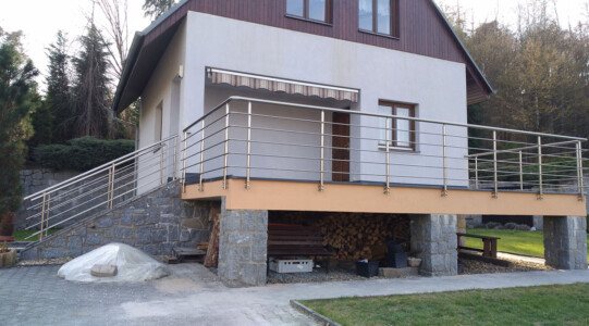 Bezúdržbové-stavebnicové-hliníkové-zábradlí-na-terasu 5