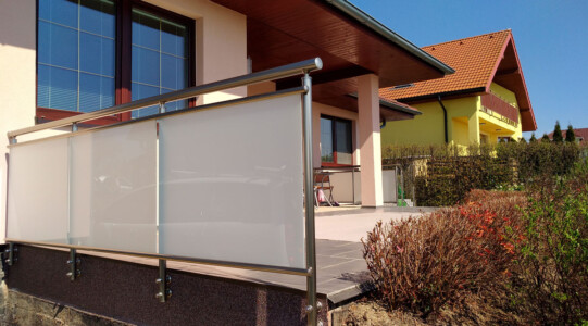 Bezúdržbové-stavebnicové-hliníkové-zábradlí-na-terasu 4