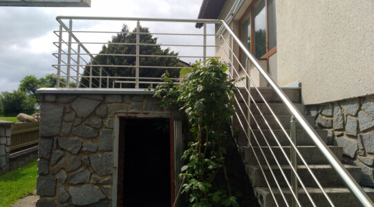 Bezúdržbové-stavebnicové-hliníkové-zábradlí-na-terasu 3