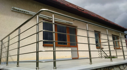 Bezúdržbové-stavebnicové-hliníkové-zábradlí-na-terasu 2