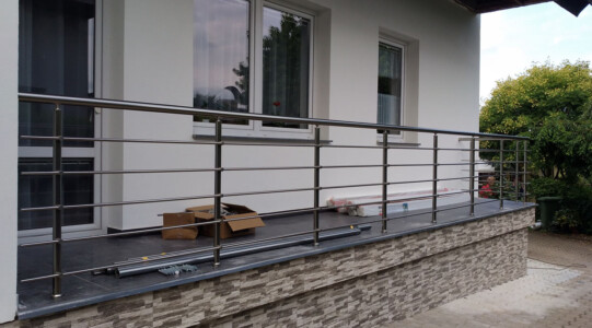 Bezúdržbové-stavebnicové-hliníkové-zábradlí-na-terasu 1