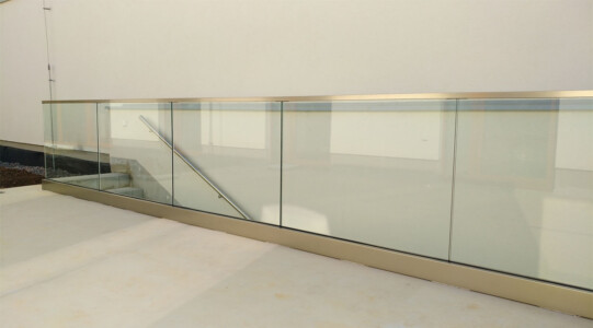 Samonosné-celoskleněné-hliníkové-zábradlí_19