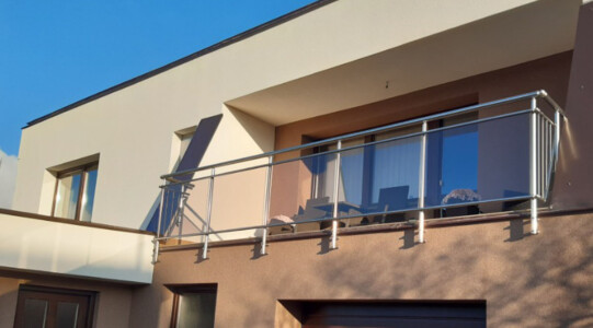 Stavebnicové-hliníkové-eloxované-zábradlí-na-terasu-22-1