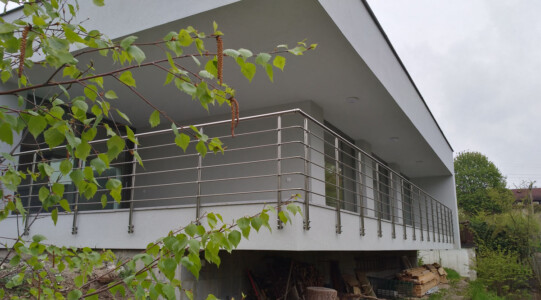 Stavebnicové-hliníkové-eloxované-zábradlí-na-terasu-54