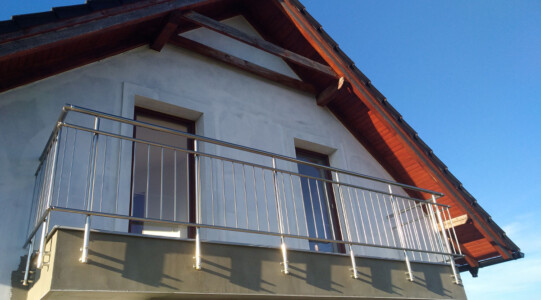 Stavebnicové-hliníkové-zábradlí-balkon-8