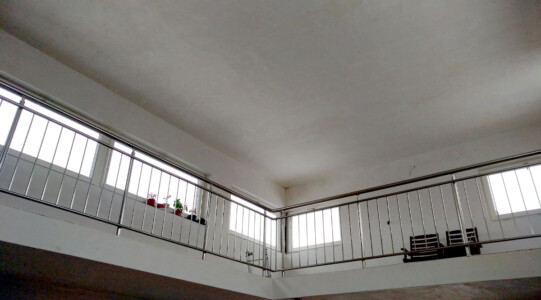 Stavebnicové-hliníkové-zábradlí-eloxované-na-podestu-18-1