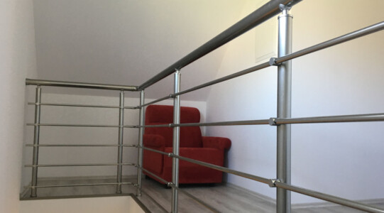 Stavebnicové-hliníkové-zábradlí-eloxované-na-podestu-5-1