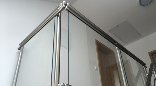 Stavebnicové-hliníkové-zábradlí-eloxované-na-podestu-8-1