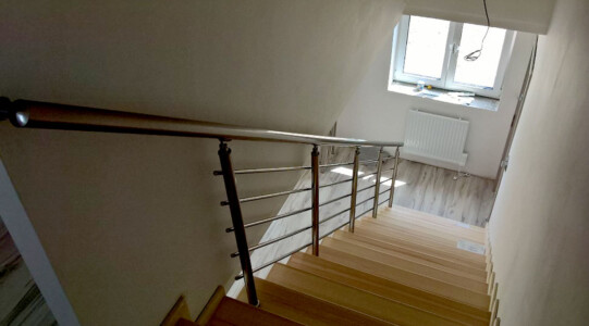 Stavebnicové-hliníkové-zábradlí-eloxované-na-schody-na-schodiště-13