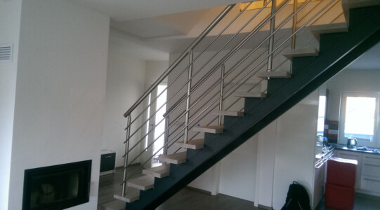 Stavebnicové-hliníkové-zábradlí-eloxované-na-schody-na-schodiště-7-1