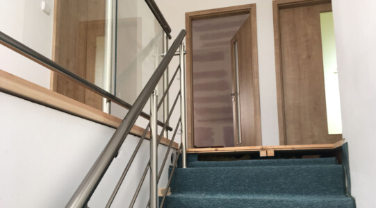 Stavebnicové-hliníkové-zábradlí-eloxované-na-schody-na-schodiště-71-1