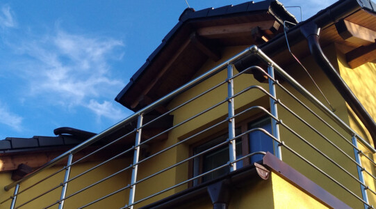 Stavebnicové-hliníkové-zábradlí-na-balkon_14-1.