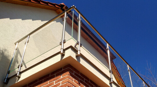 Stavebnicové-hliníkové-zábradlí-na-balkon_9-1
