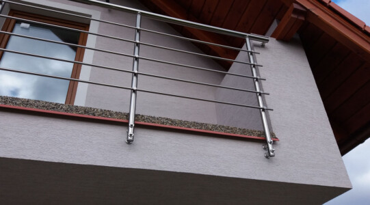 Stavebnicové-hliníkové-zábradlí-na-lodžii_2-1