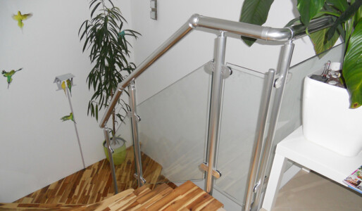 Interiérové schodišťové zábradlí skleněné z hliníkovými úchyty