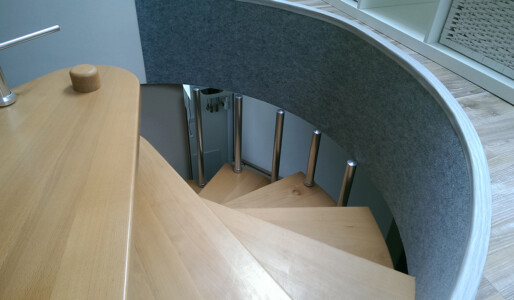 Hliníkové designové zábradlí k točitému schodišti Hliníkové designové zábradlí