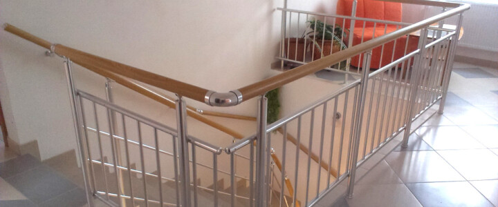 Hliníkové zábradlí z dřevěnými madly