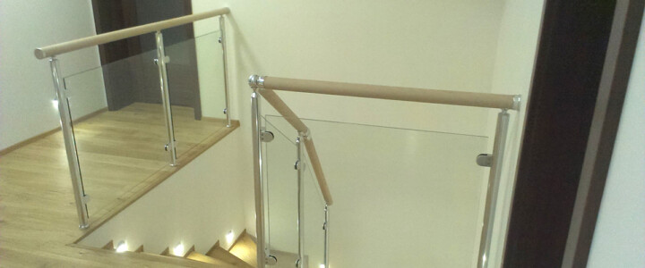 Hliníkové zábradlí z dřevěnými madly