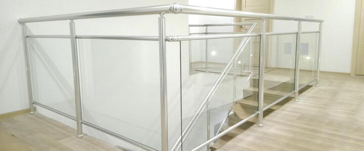 Interiérové poloskleněné zábradlí Interiérové poloskleněné zábradlí